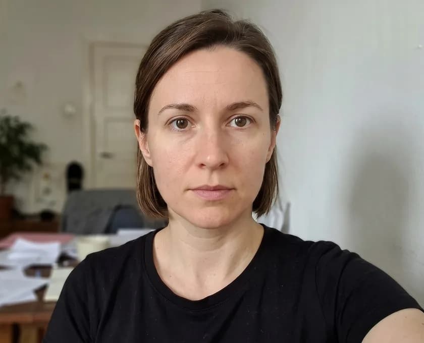 The original portrait with an indoor background